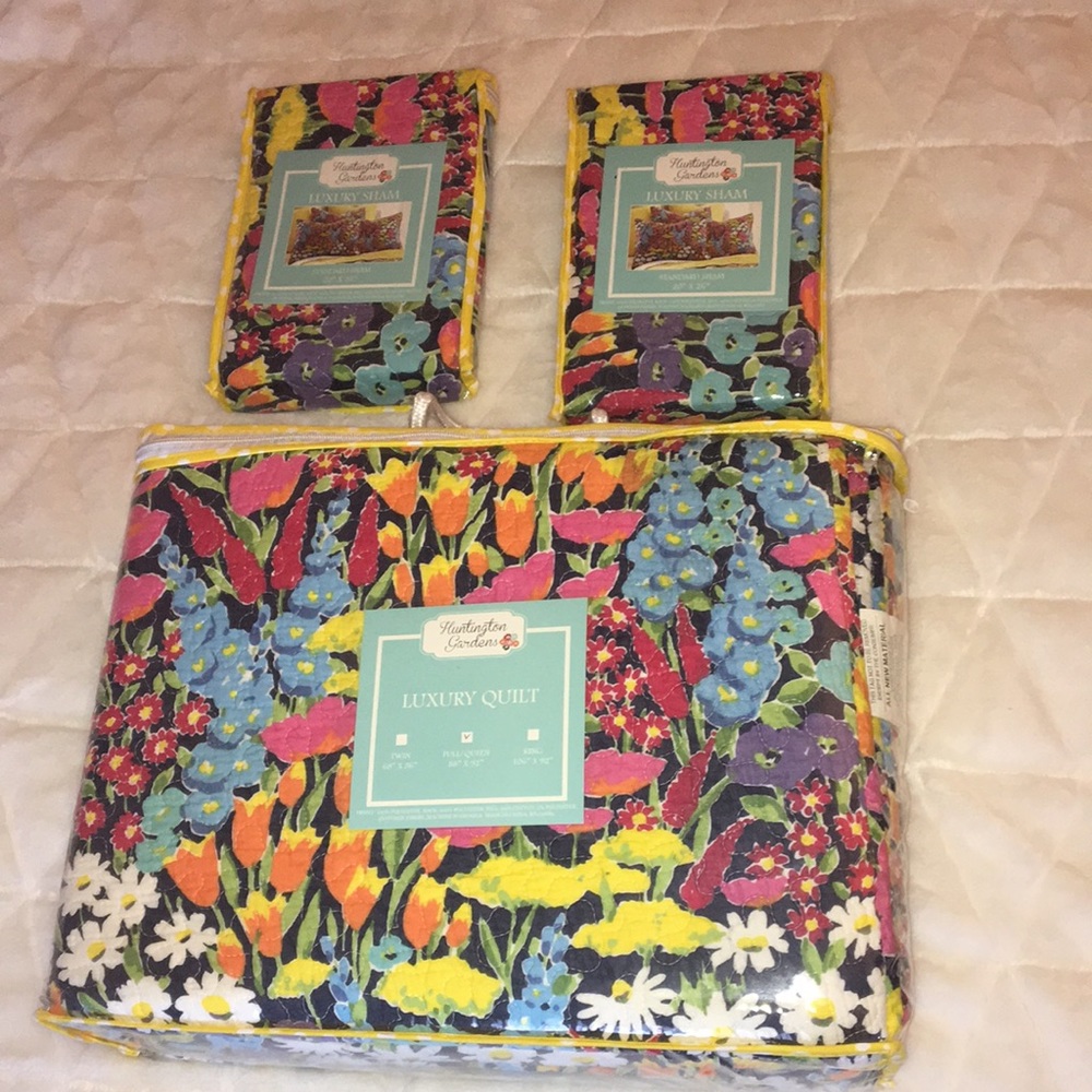 NWT Summer Quilt Set - Full/Queen + Shams